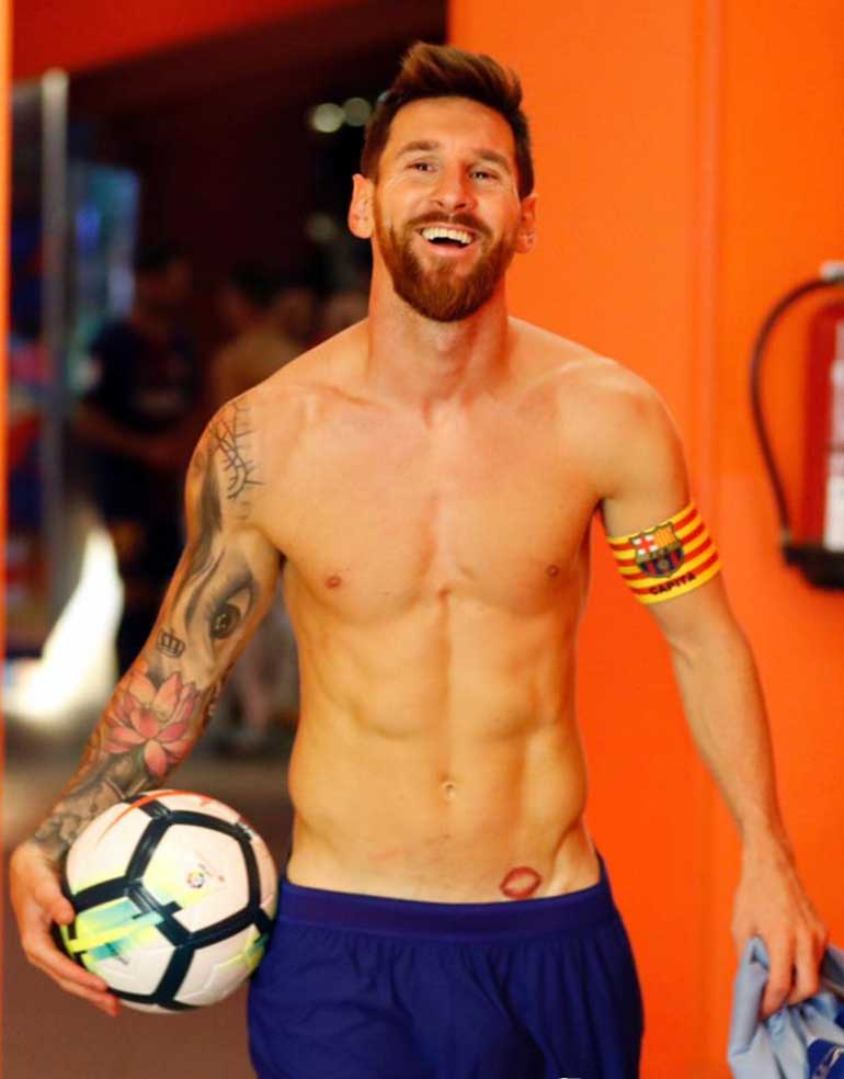 Messi enseña su nuevo tatuaje dedicado a Antonella "muy contento