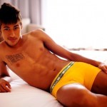 Aquí puedes ver las fotos de Neymar desnudo, marcando paquete, sin camiseta...