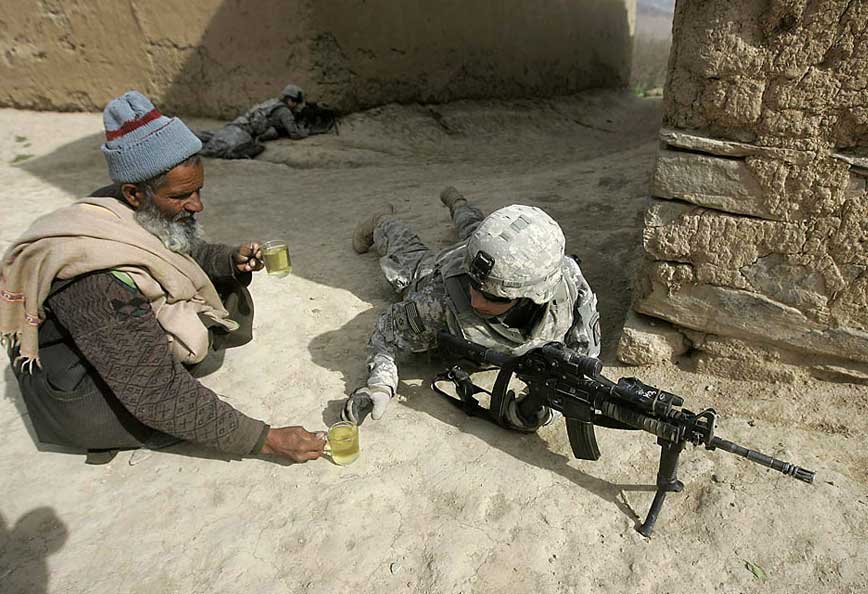 Un afgano sirve té a un soldado estadounidense. Foto: Rafiq Maqbool / AP