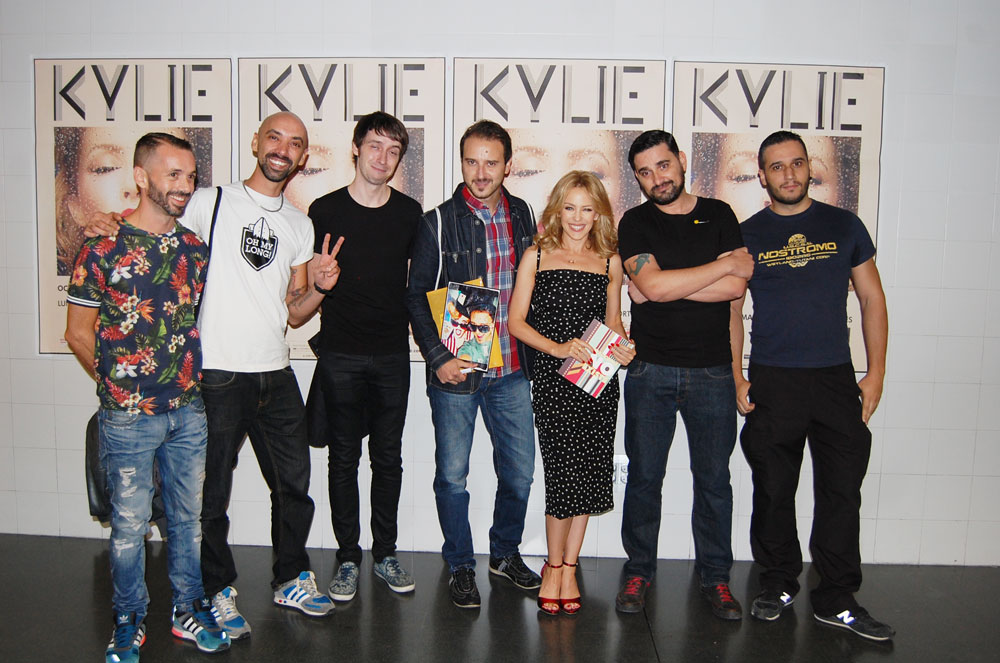 Kylie con un ejemplar de 'Madonna No Existe' junto al dúo DJ Poptardas