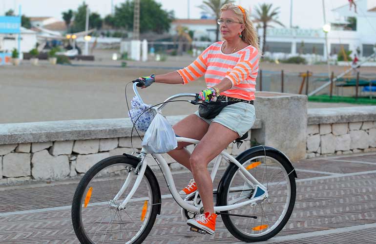 Bárbara Rey en bicicleta por la playa