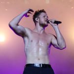 Dan Reynolds de Imagine Dragons sin camiseta.