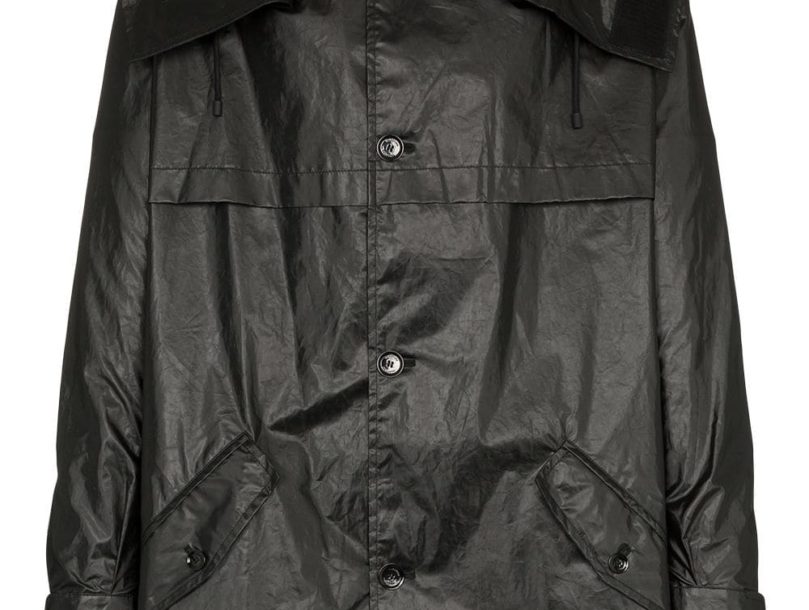 Parka con capucha VLTN Valentino Garavani en algodón de color negro de Valentino con cierre con botones en la parte delantera, manga larga, bolsillos con solapa en el frente, detalles de pliegues en la parte de atrás y ajuste oversize.