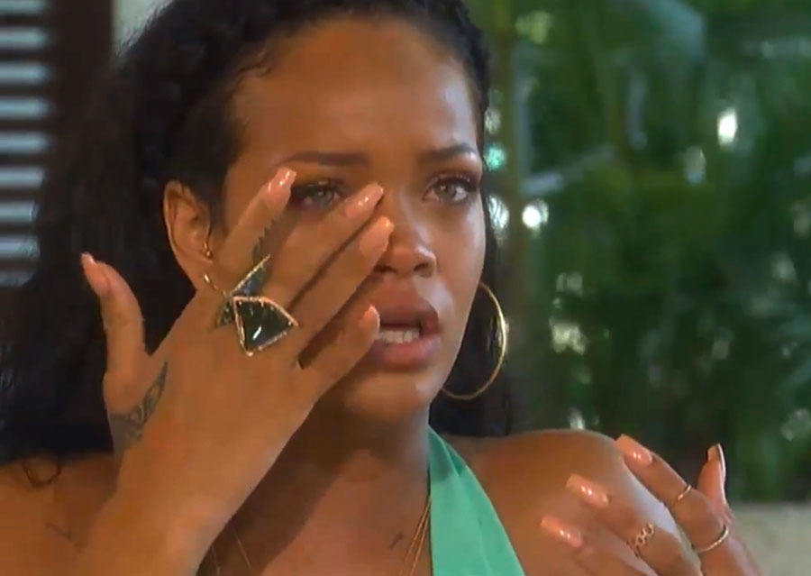 Rihanna llorando