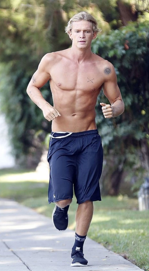 Cody Simpson sin camiseta