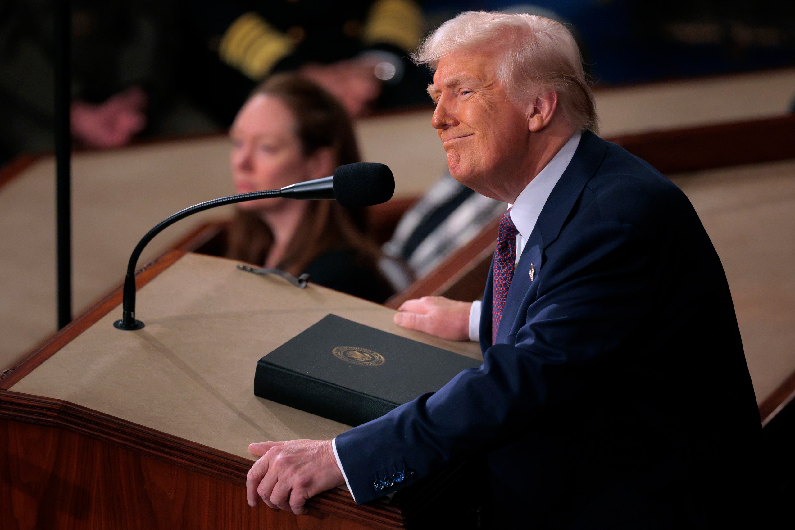 gobierno de Trump - Image may contain Donald Trump Mandy McElhinney People Person Electrical Device Microphone Crowd and Accessories