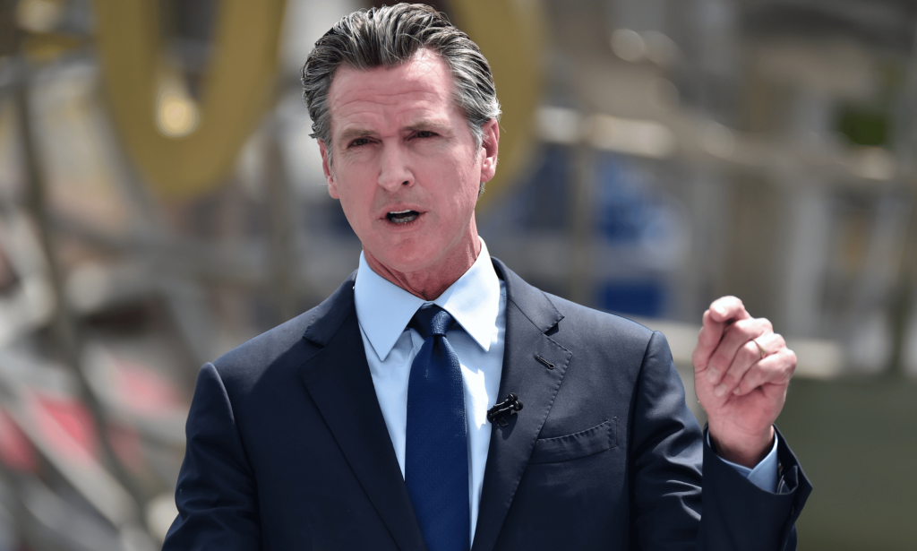 California, Gavin Newsom, LGBTQ+, derechos, controversia - California governor Gavin Newsom gestures with one hand as he speaks to a crowd off camera