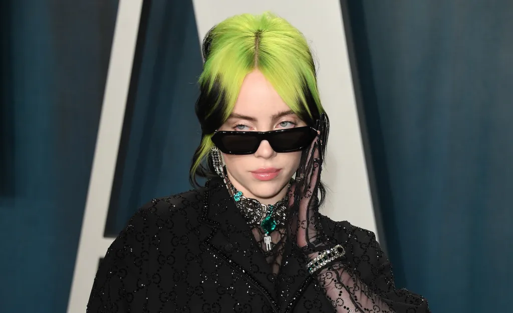 mujeres queer - BEVERLY HILLS, CALIFORNIA - FEBRUARY 09: Billie Eilish attends 2020 Vanity Fair Oscar Party Hosted By Radhika Jones at Wallis Annenberg Center for the Performin