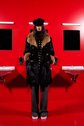 moda otoño 2025 París - Image may contain Clothing Coat Sink Fashion Adult Person Footwear Shoe Sink Faucet Hat and Fur