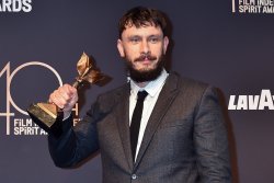 Peaky Blinders película - Richard Gadd poses with the Best Lead Performance in a New Scripted Series Award for 