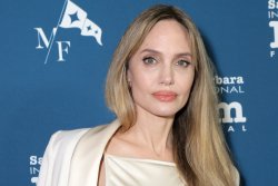 Peaky Blinders película - SANTA BARBARA, CALIFORNIA - FEBRUARY 05: Honoree Angelina Jolie attends the Maltin Modern Master Award ceremony during the 40th Santa Barbara International Film