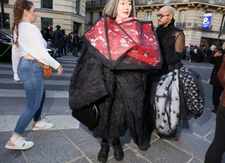 Moda, Semana de la Moda, Otoño 2025, Phil Oh, Fotografía - Image may contain Sandra Oh Hideaki Anno Adult Person Accessories Bag Handbag Clothing Footwear Shoe and Glasses