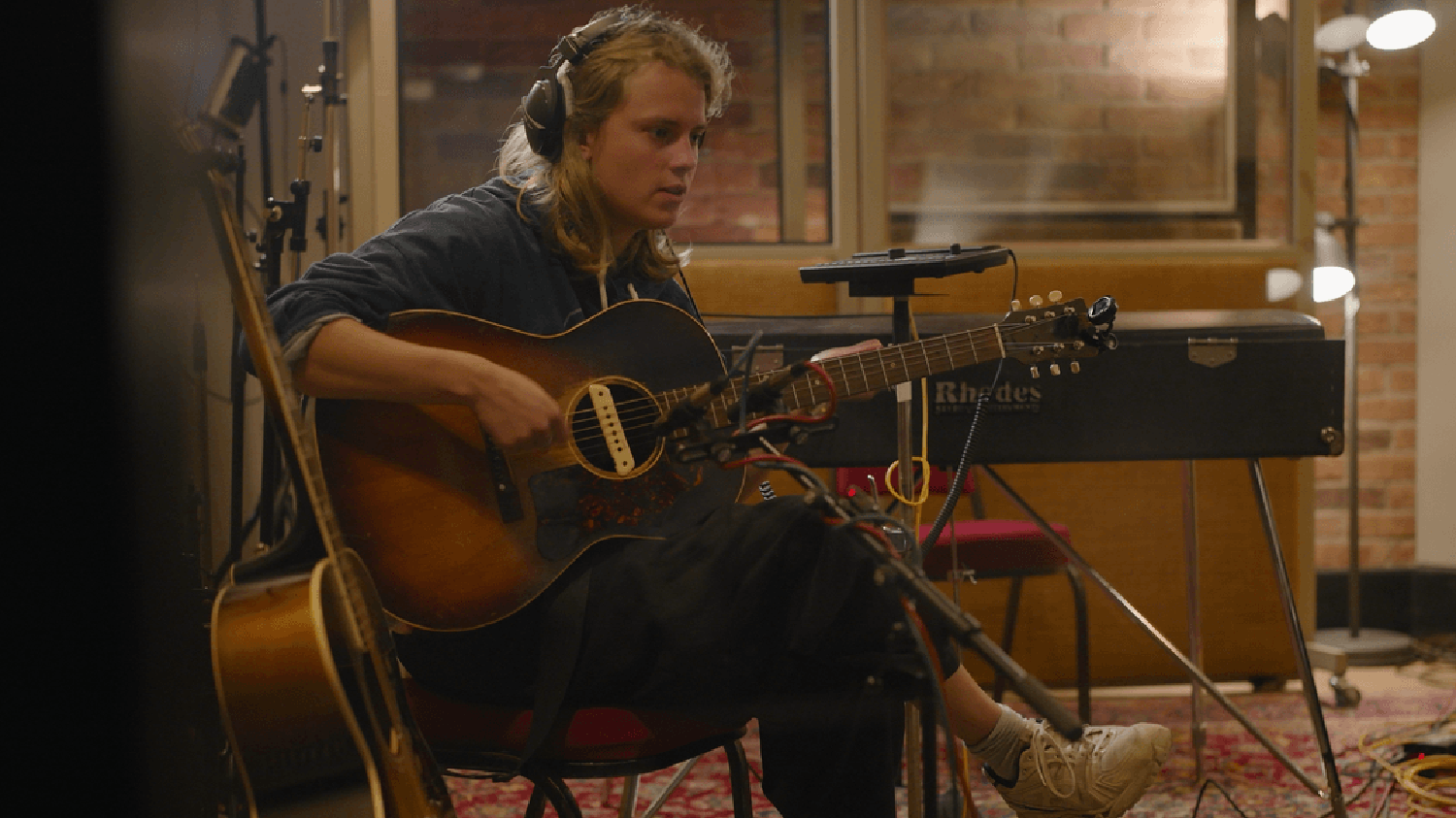 Watch Marika Hackman Perform and Discuss “Skin” at Abbey Road Studios