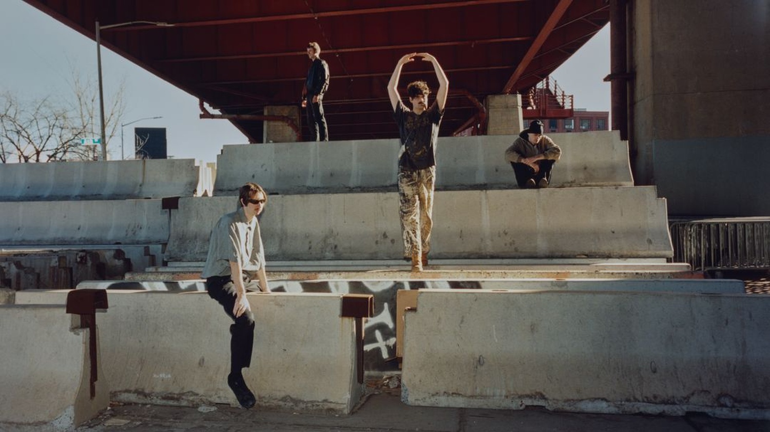 Model/Actriz Add Tour Dates, Share New Song “Doves”