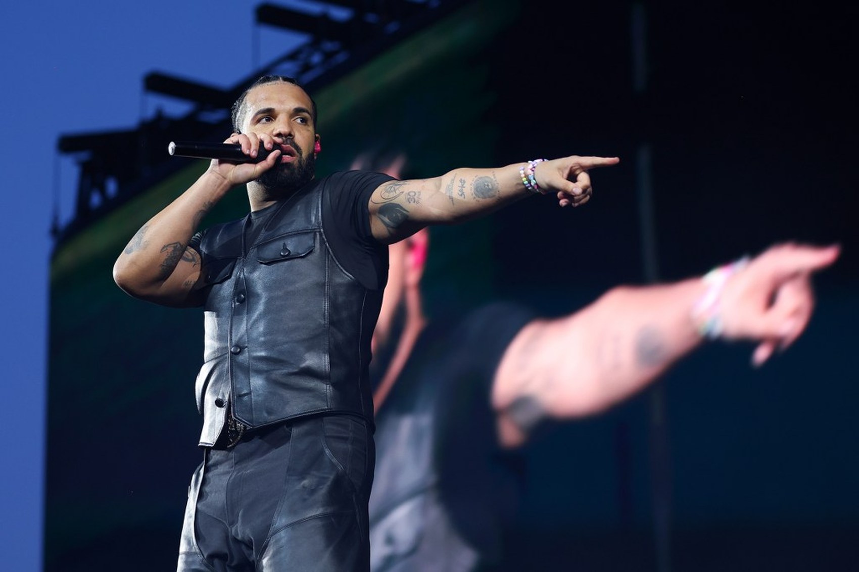 Drake hace historia: ocupa los puestos 1, 2 y 3 del Billboard 200