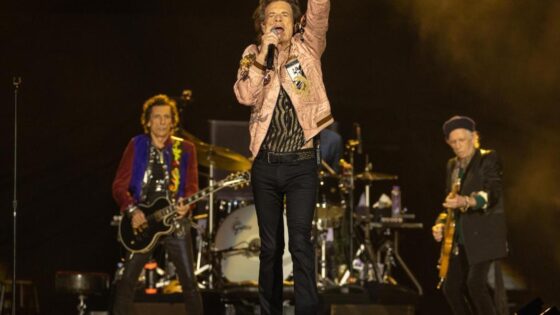 Mick Jagger se convierte en tendero con brazos de maniquí en la tele americana