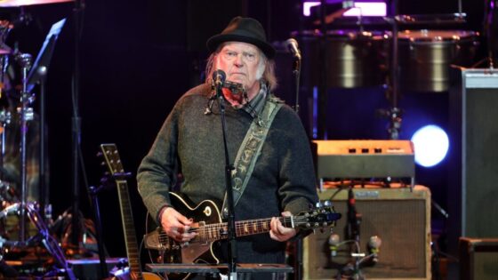 Neil Young reaparece en directo con 'Heart of Gold' en Vancouver