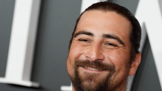 Noah Kahan lidera el Billboard 200 y lo celebra comprando el wifi del avión