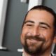 Noah Kahan lidera el Billboard 200 y lo celebra comprando el wifi del avión