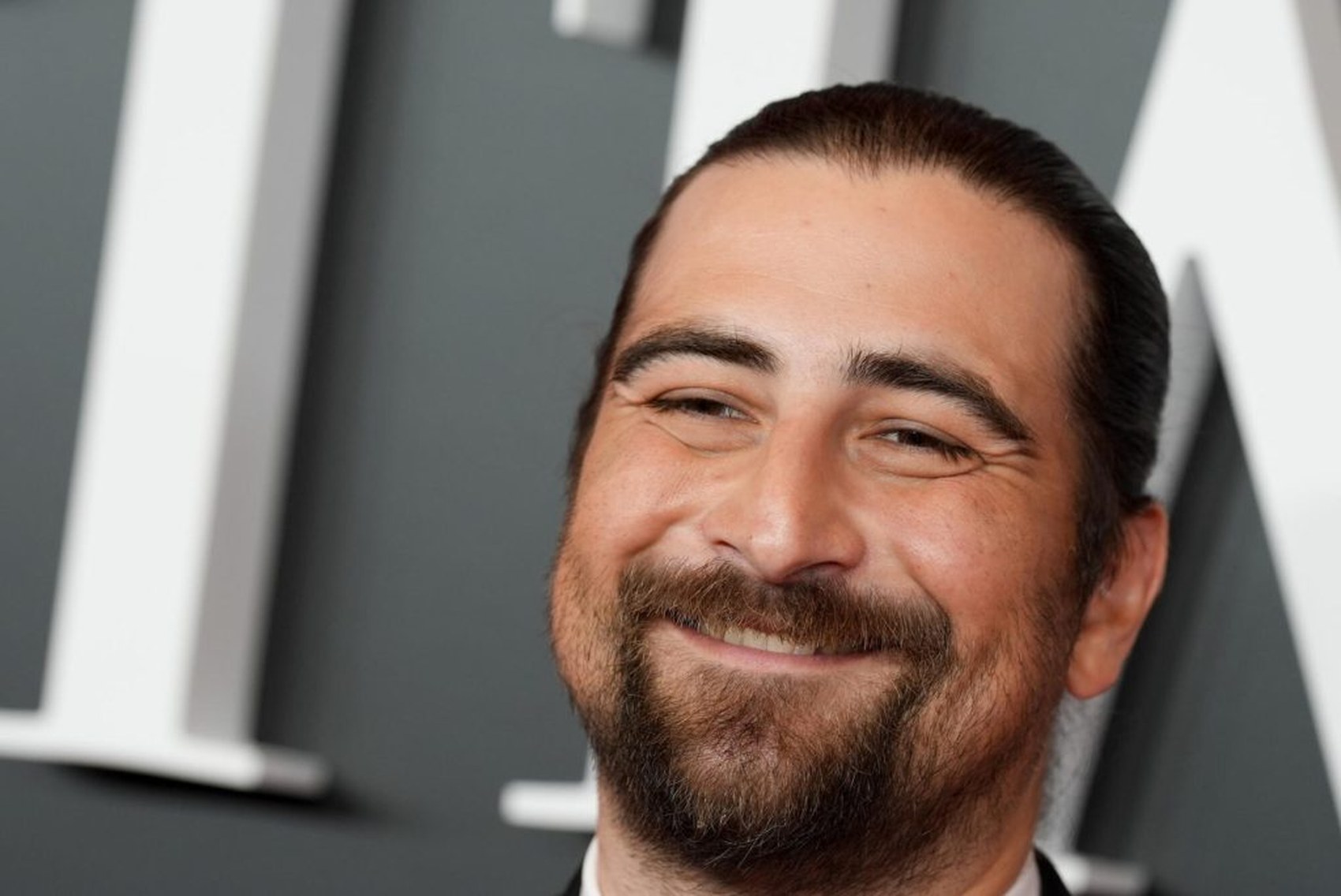 Noah Kahan lidera el Billboard 200 y lo celebra comprando el wifi del avión