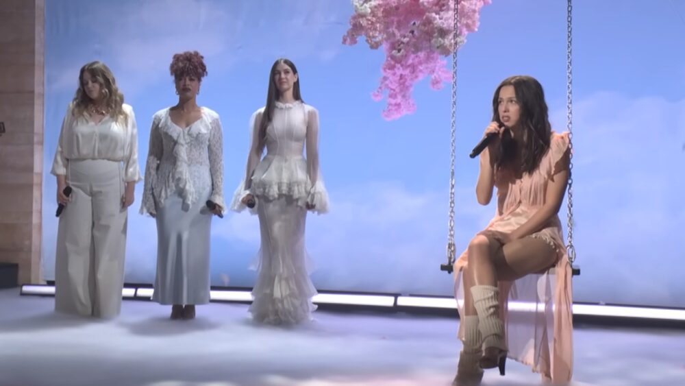 Olivia Rodrigo estrena 'begged' con Weyes Blood en el SNL