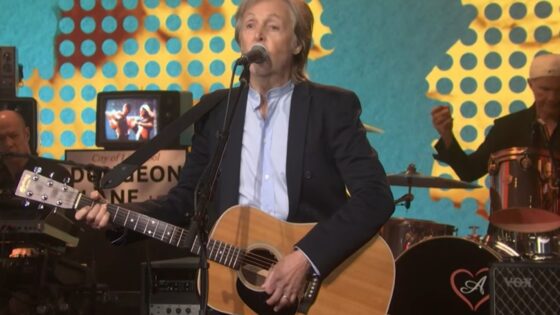 Paul McCartney arrasa en el final de temporada de 'SNL' con tres actuaciones