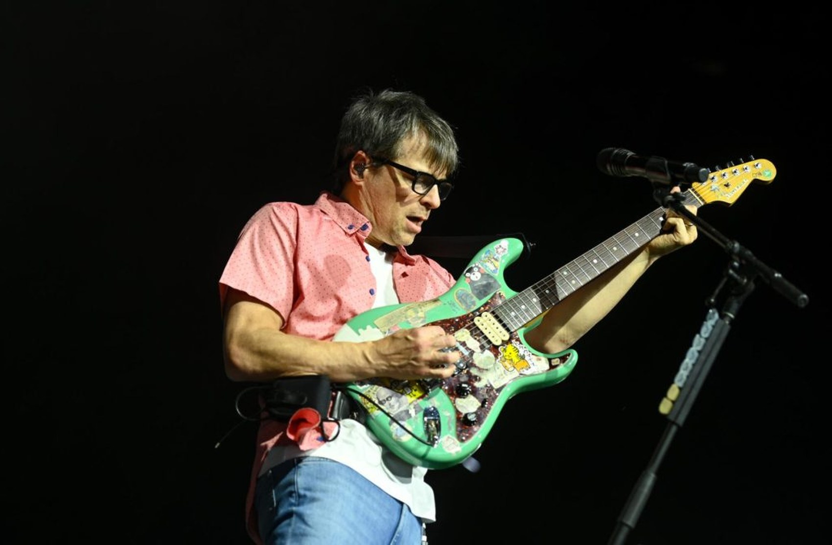 Rivers Cuomo (Weezer) sube versiones acústicas de MJ, Nirvana o Whitney Houston