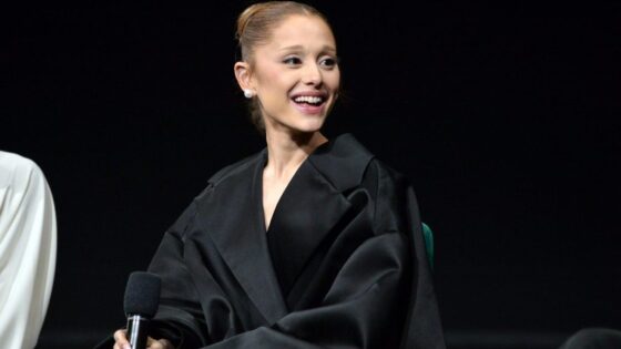 Ariana Grande celebra su décimo número uno en el Hot 100