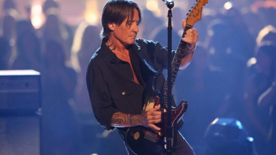 Keith Urban debuta en el top 10 con 'flow state', su álbum de yacht rock