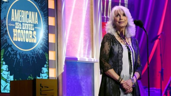 Emmylou Harris y Elvis Costello homenajean a Gram Parsons antes de su ingreso al Rock Hall