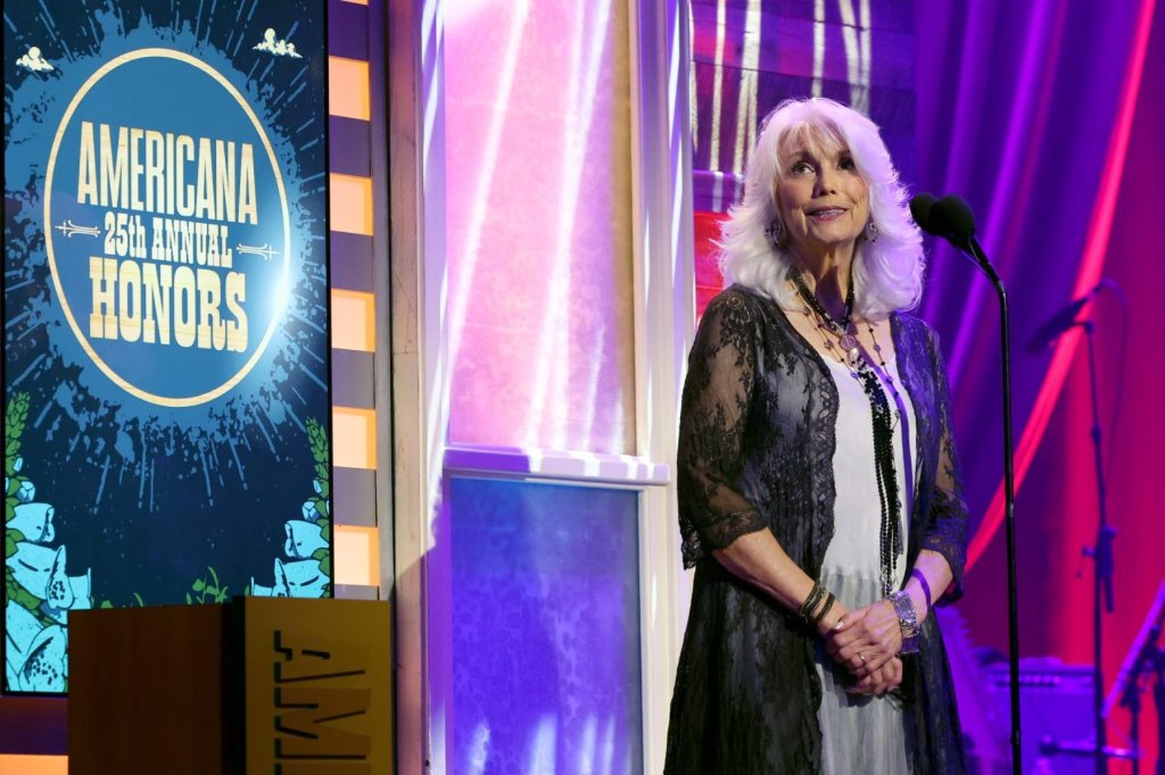 Emmylou Harris y Elvis Costello homenajean a Gram Parsons antes de su ingreso al Rock Hall