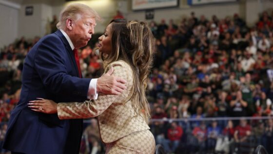 Trump elogia el físico de Nicki Minaj en un mitin en Michigan