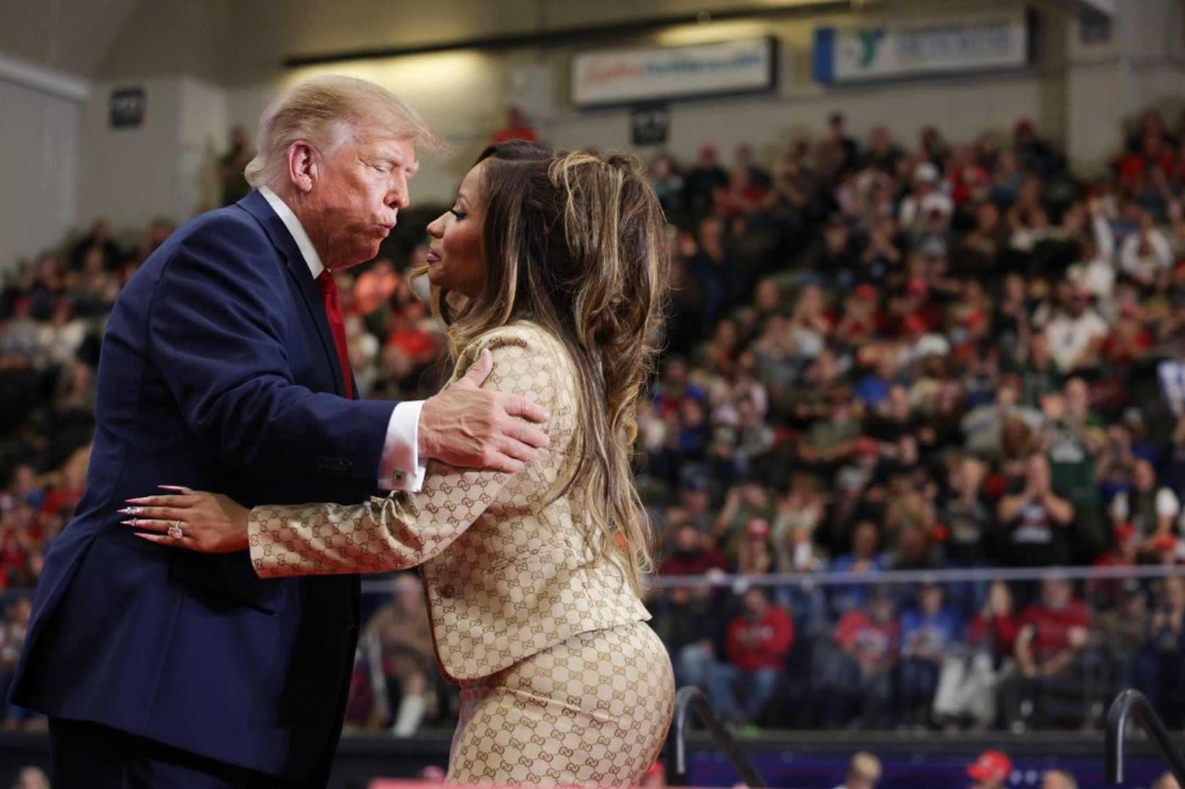 Trump elogia el físico de Nicki Minaj en un mitin en Michigan